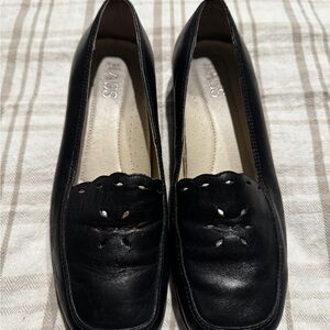 Bass Women's Classic Black Leather Flats